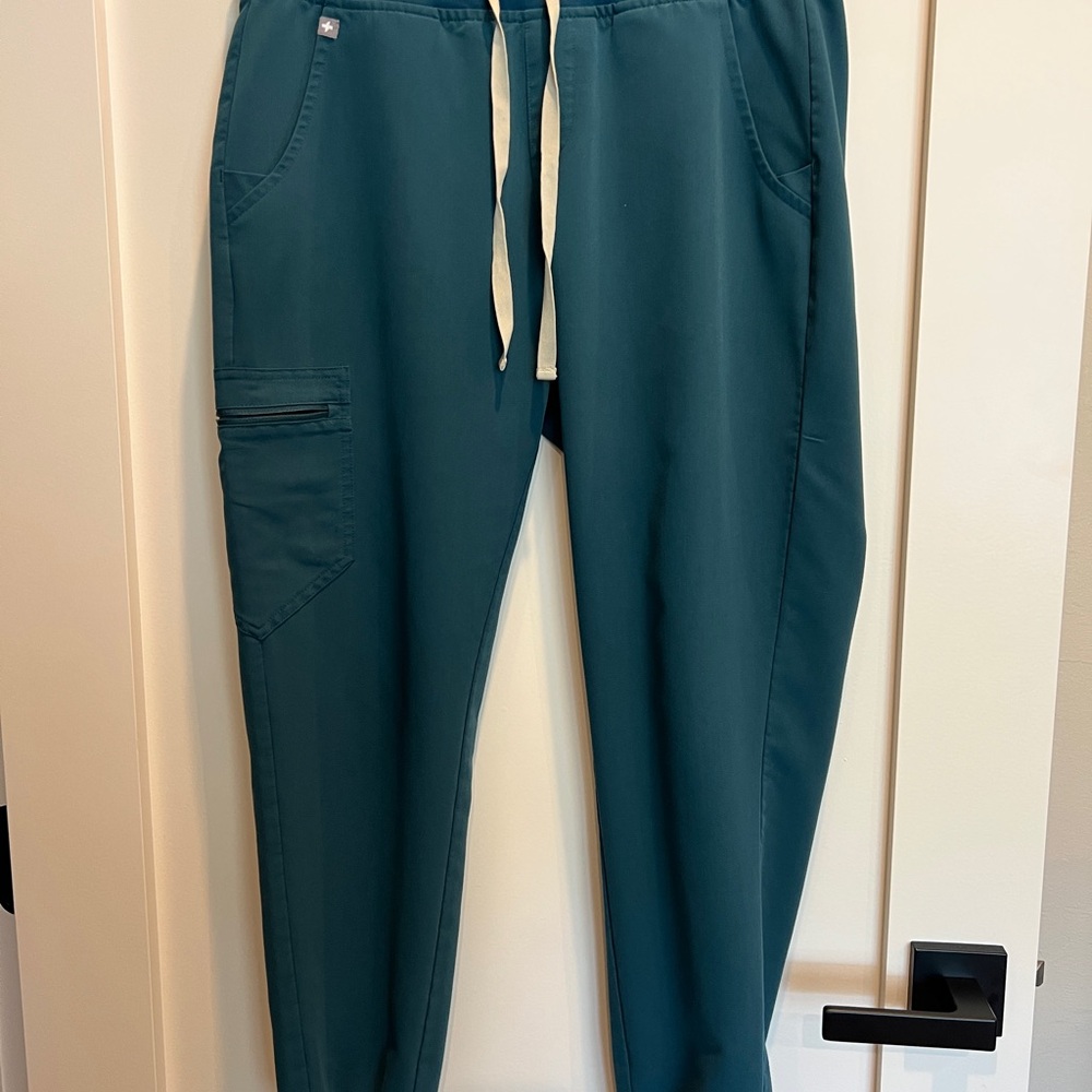 Excellent condition Figs Scrub Technical Collection Pants Women - HunterGreen